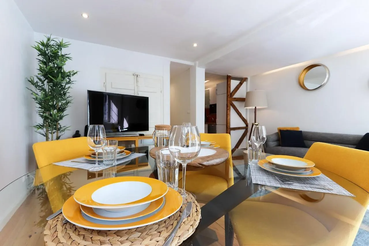 Apartment Ferienwohnung Charming And Stylish Downtown Apt In XIX Century Building Lissabon